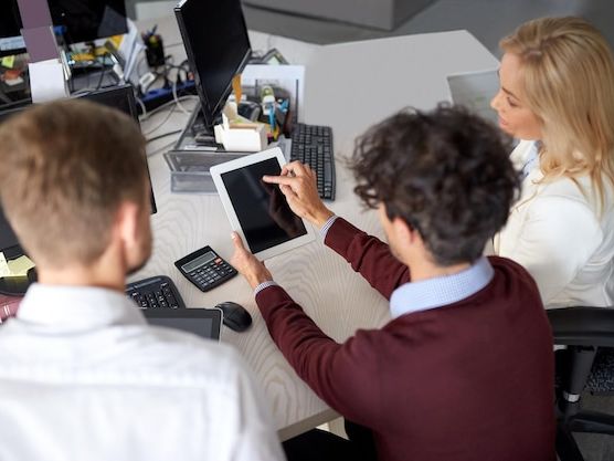 Porównanie tradycyjnych i nowoczesnych systemów HVAC w biurach: co warto wiedzieć?